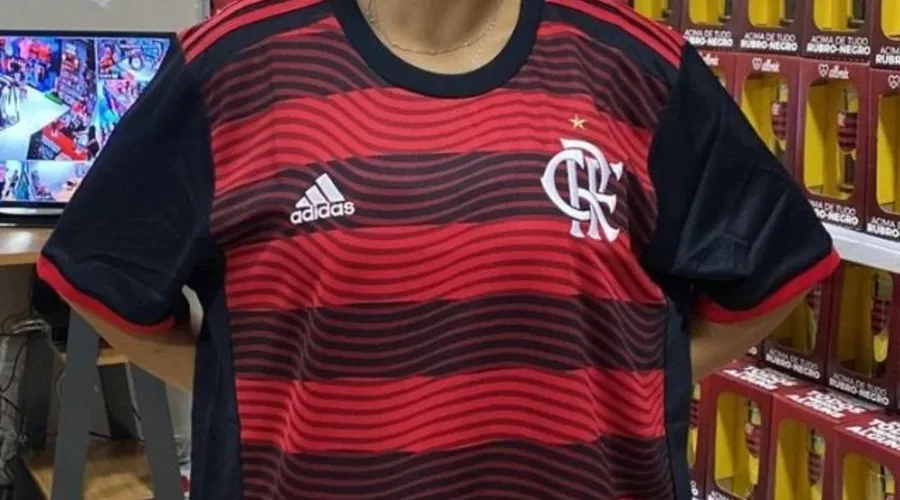 Nova camisa do Flamengo causou discussões entre torcedores nas redes sociais.