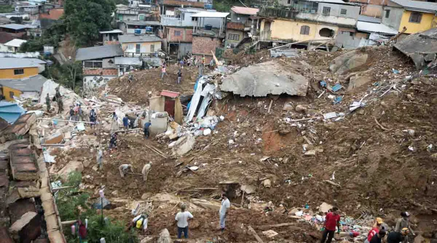 O número de mortes pela chuva em Petrópolis chegou a 134, segundo a Defesa Civil estadual.