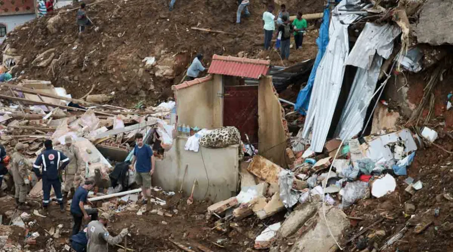 Tragédia deixou ruas e casas destruídas em Petrópolis.