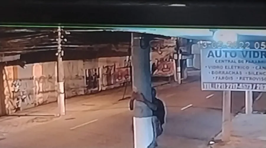 Imagem ilustrativa da imagem Bandidos usam poste para invadir loja em Niterói. Veja o flagrante