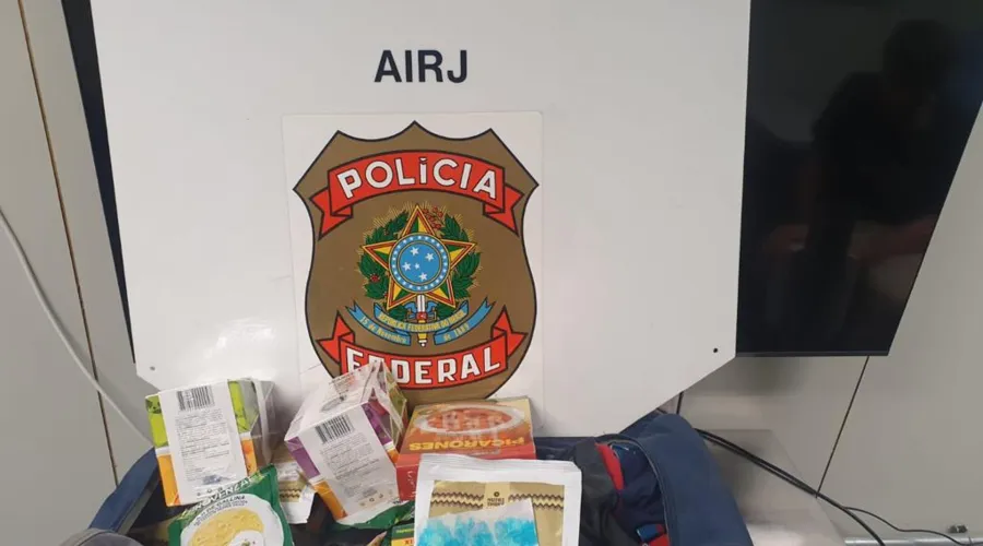 Agentes da Polícia Federal apreenderam cerca de 10 quilos de cocaína no Galeão.