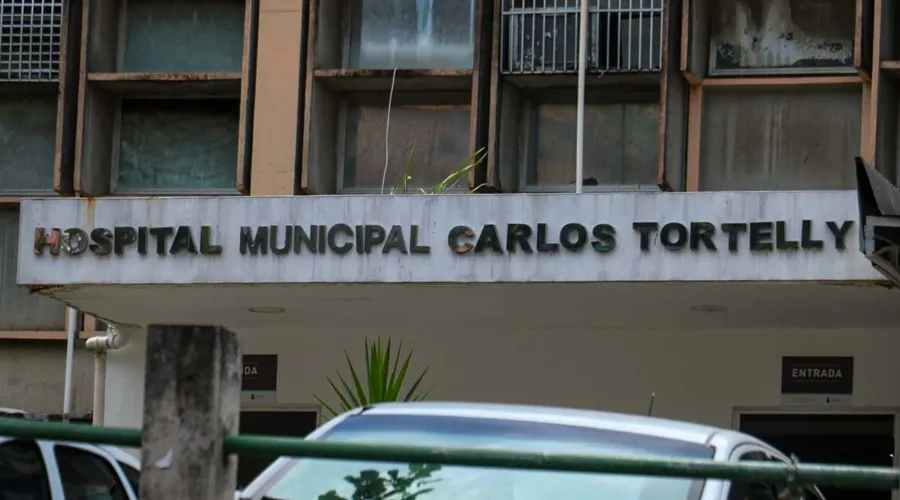 Por conta do ferimento,  o motorista precisou ser levada ao Hospital Municipal Carlos Tortelly, no bairro de Fátima.