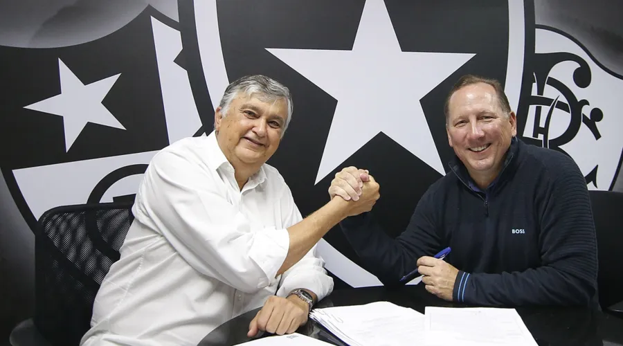 Durcesio Mello e John Textor firmam contrato de venda da SAF do Botafogo.