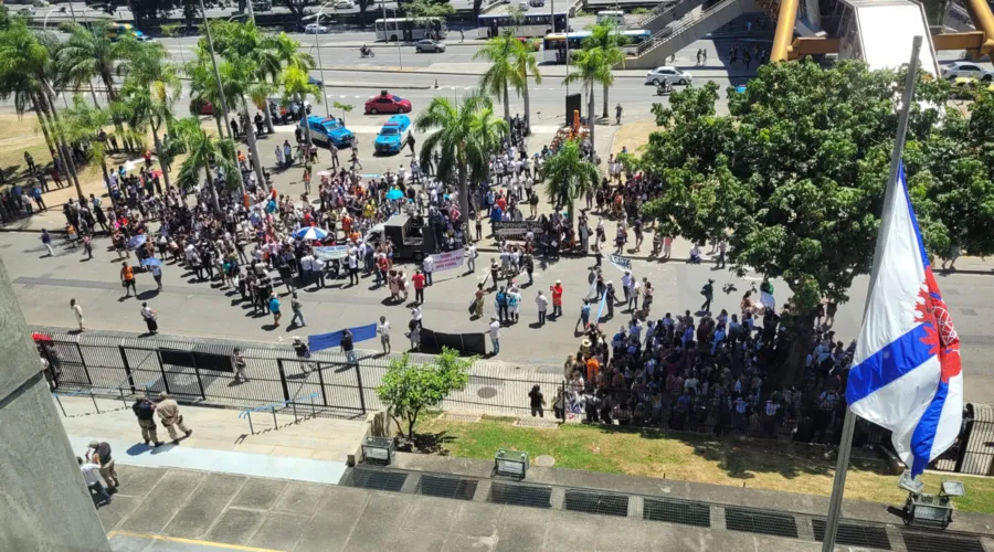 Manifestação ocorreu na frente da Prefeitura do Rio