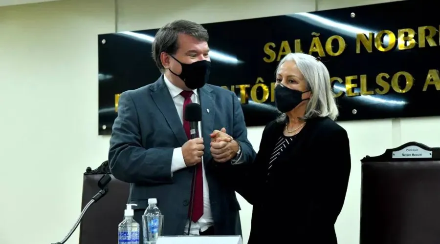 Reitor Ricardo Lodi e nova diretora da Faculdade de Direito, Heloísa Helena.