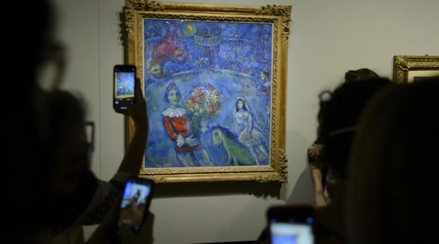 Foram selecionadas obras que mostram diferentes técnicas e suportes que Chagall