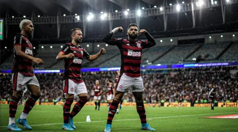 Gabigol (detalhe) marca para o Flamengo diante do rival Vasco.