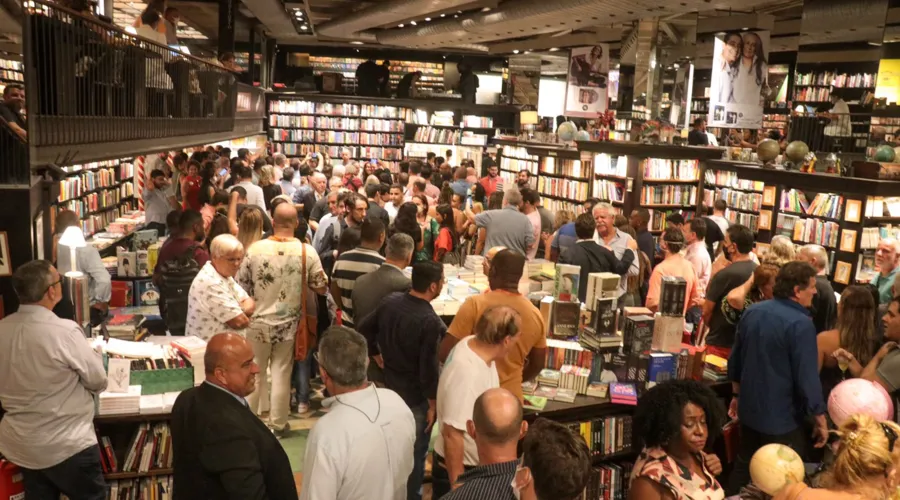 Lançamento do livro Golpe Derrotado agitou o shopping Leblon, no Rio.