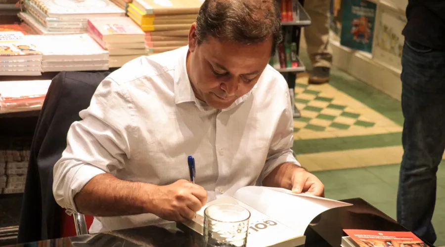 Pré-candidato ao Governo do Estado, Rodrigo foi ovacionado em noite de autógrafos no Rio.