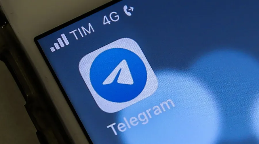 Alexandre de Moraes revoga decisão sobre bloqueio do Telegram no Brasil.