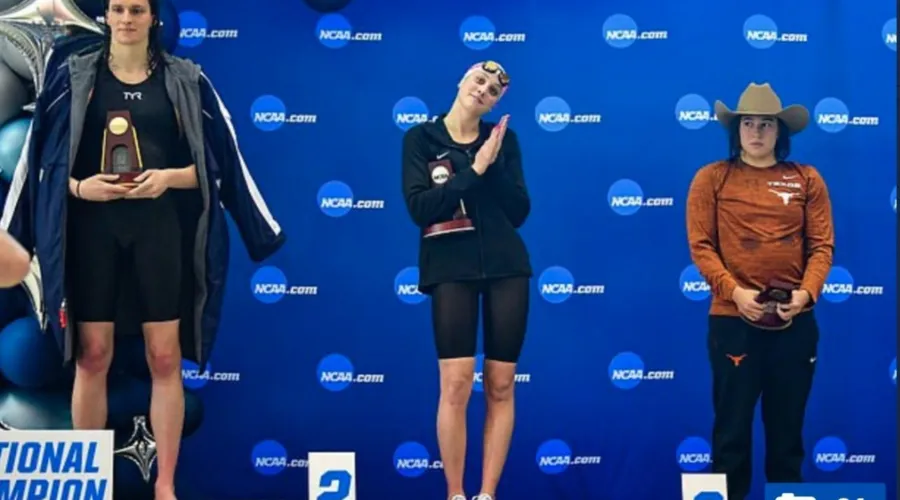 Lia Thomas (à esquerda) venceu disputa na principal liga universitária dos EUA