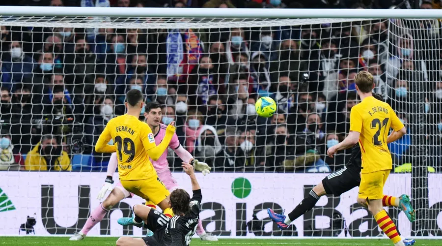 Ferran Torres marcou o terceiro e mais bonito gol da goleada do Barcelona sobre o Real