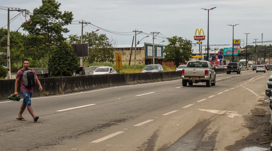 A falta de passarelas na Rj-106, em Maricá, faz com que pedestres convivam diariamente com o perigo.