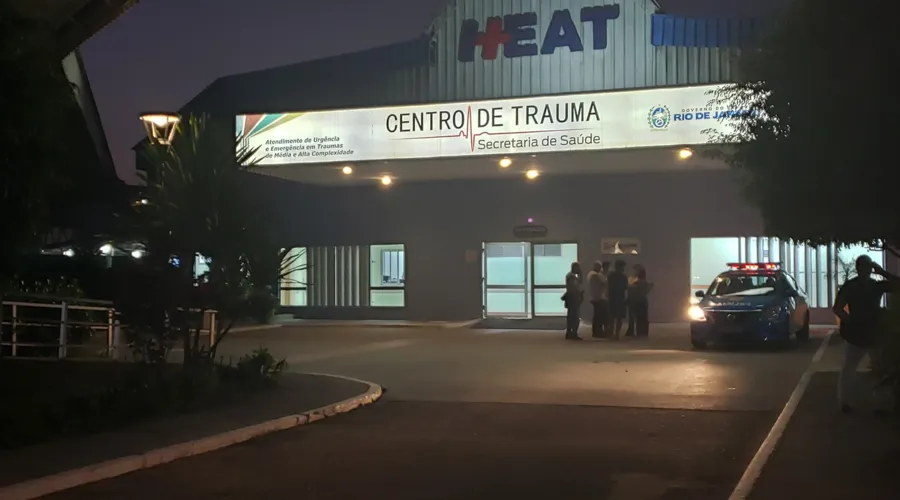 O ferido foi levado para o Hospital Estadual Alberto Torres (HEAT)