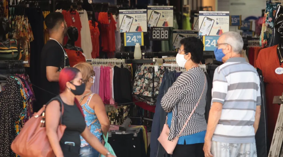 Nas lojas, alguns funcionários já não estão mais usando máscaras, mas os clientes, esses permanecem.