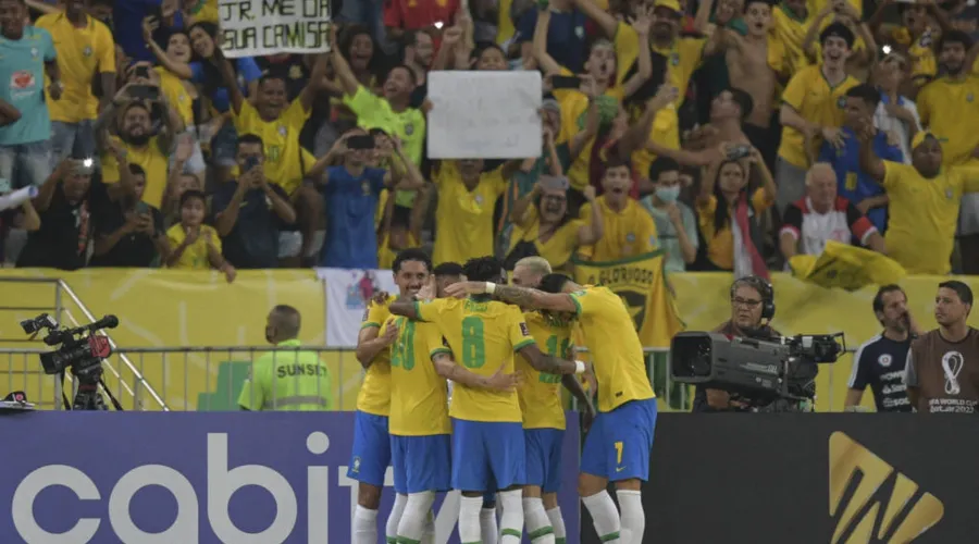Brasil aplica goleada no Chile em Maracanã lotado.
