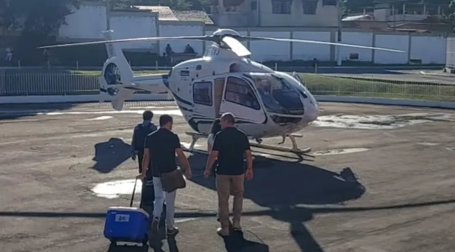 Aeronave do Governo do Estado do Rio desceu no heliponto da unidade trazendo a equipe de captação
