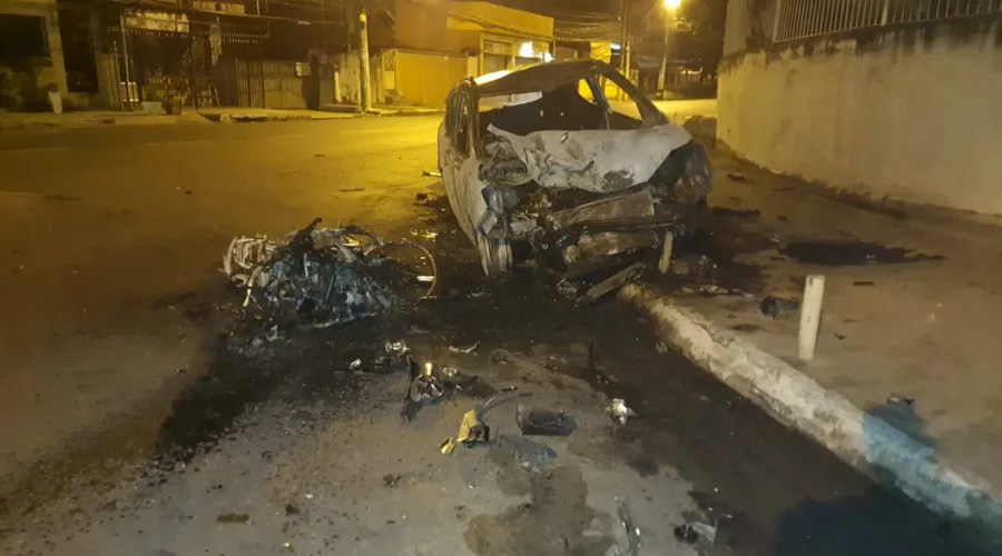 Fuga deixou um motociclista ferido e o carro em chamas.