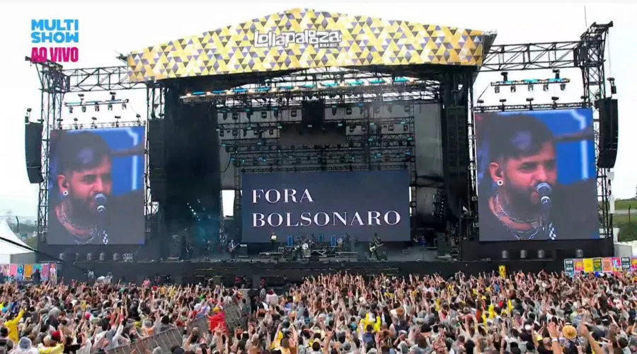 A banda Fresno exibiu a frase "Fora-Bolsonaro" durante sua apresentação.