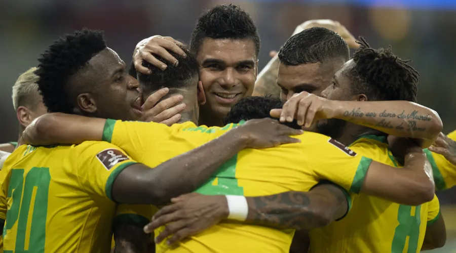 Embalado por melhor campanha da história, Brasil entra como favorito na Copa