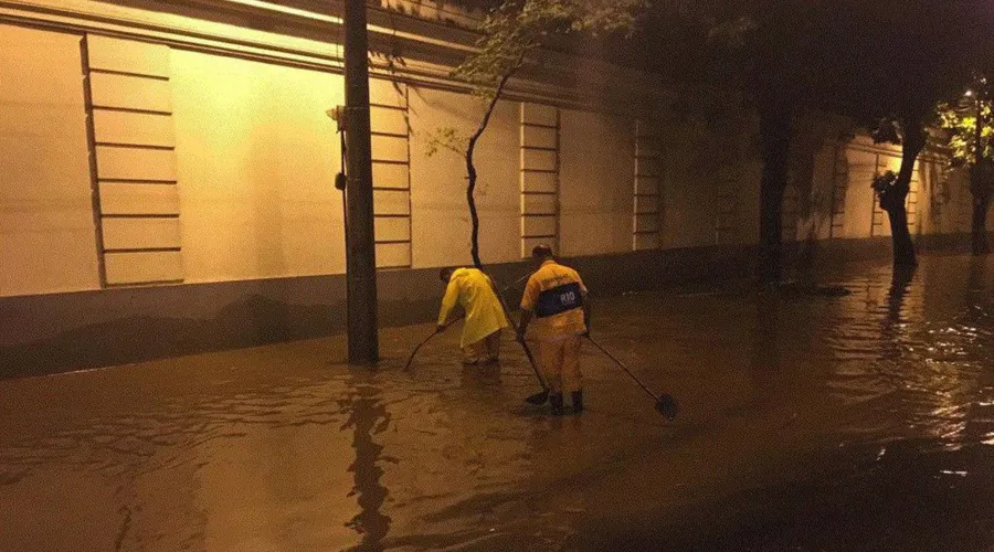 Diversas ruas ficaram submersas devido às fortes chuvas
