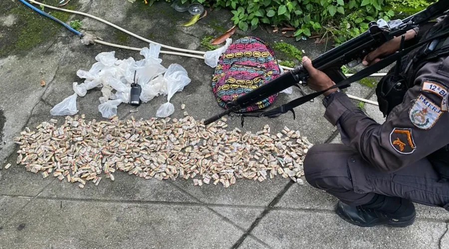 Foi encontrada uma mochila com mil pacotes de maconha