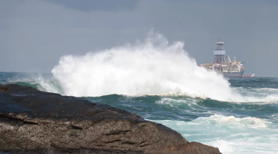 Altas ondas foram registradas na praia de Itacoatiara na manhã deste sábado (16)