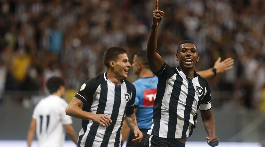Vitória do Botafogo foi alcançada graças a gols do zagueiro Kanu e e do meio-campista Lucas Piazon