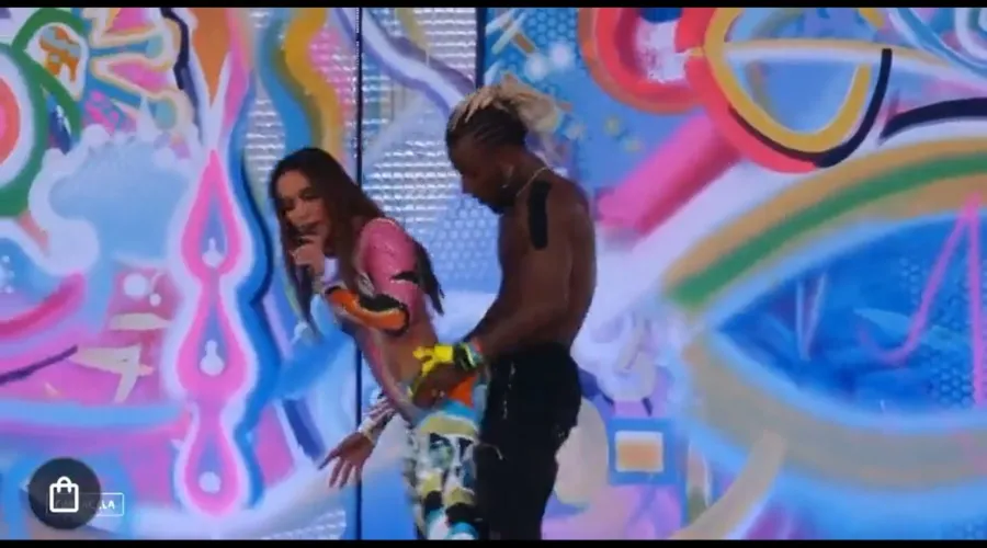 Imagem ilustrativa da imagem Anitta sofre 'cravada' de dançarino durante show internacional; veja vídeo