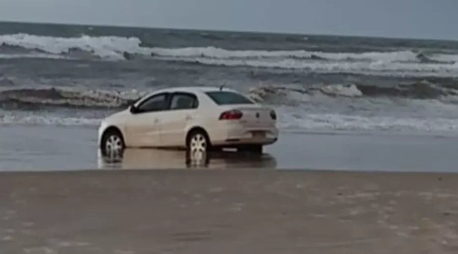 Veículo foi abandonado em uma praia da cidade de Torres.