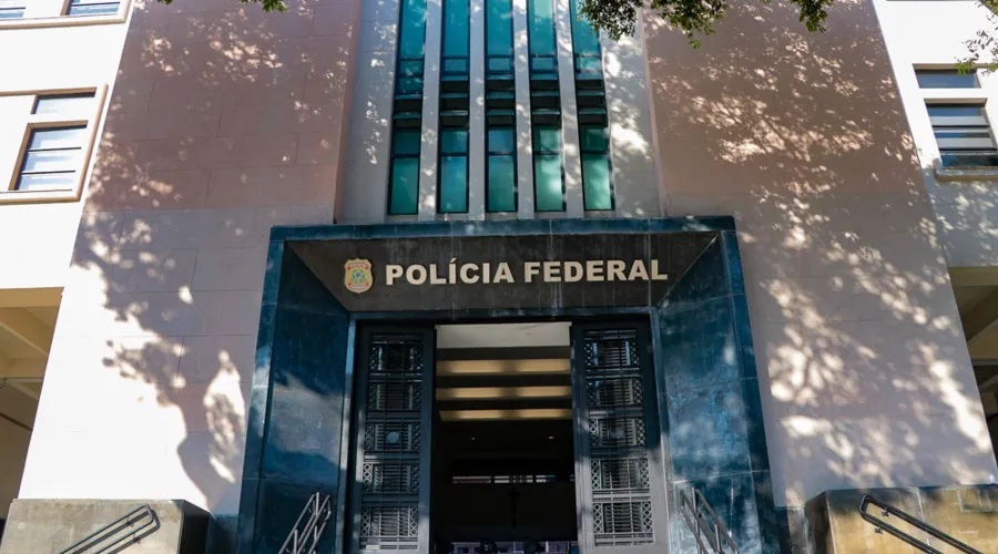 Casal foi levado para a Superintendência Regional da PF no Rio.