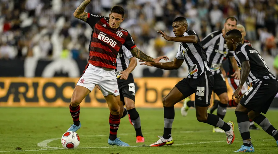Pedro, do Flamengo, e Kanu, do Botafogo, em ação no último clássico entre as equipes