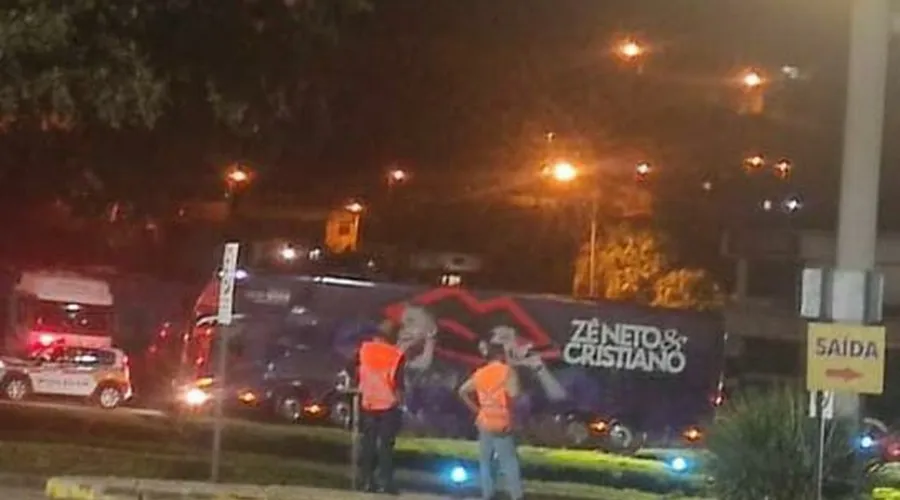 Ônibus da dupla deixou a cidade escoltado após cancelamento do show