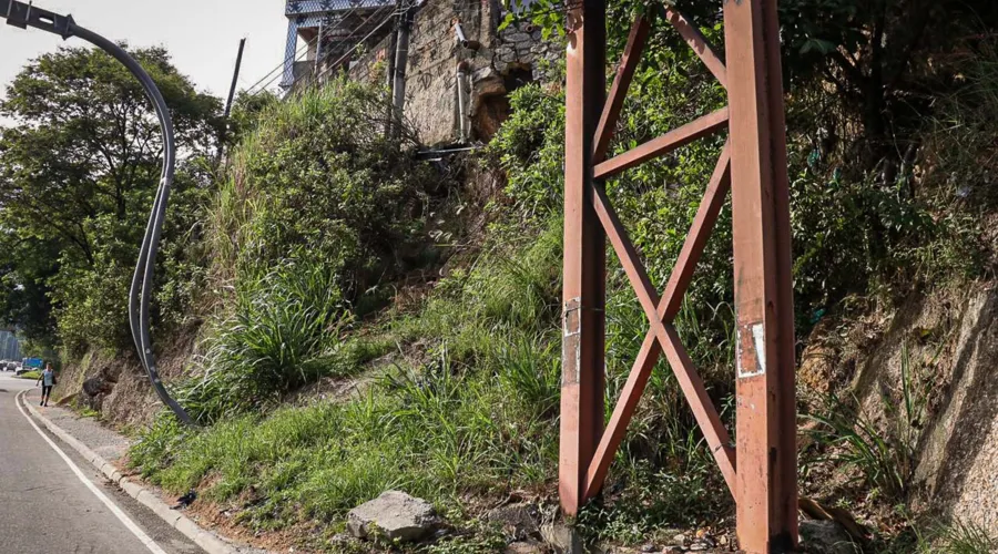 Encosta com risco de desabamento é antigo problema em Niterói.