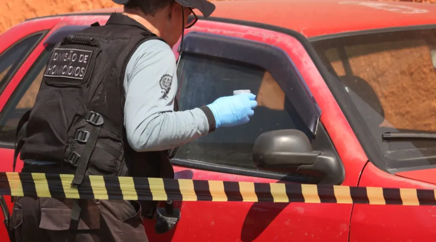 Polícia realiza perícia em carro de guarda municipal morto em São Gonçalo
