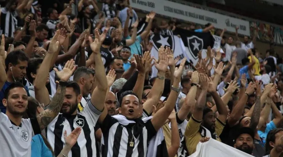 Torcida do Botafogo encheu o Mané Garrincha no confronto da Copa do Brasil