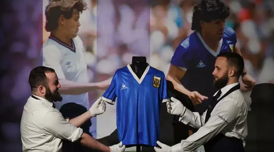 Peça foi analisada pela Sotheby's e confirmada como a utilizada por Maradona no gol