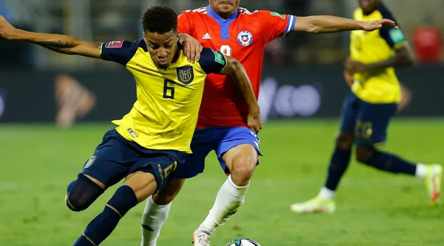 Byron Castillo, pivô da polêmica, entrou em campo pelo Equador na partida contra o Chile