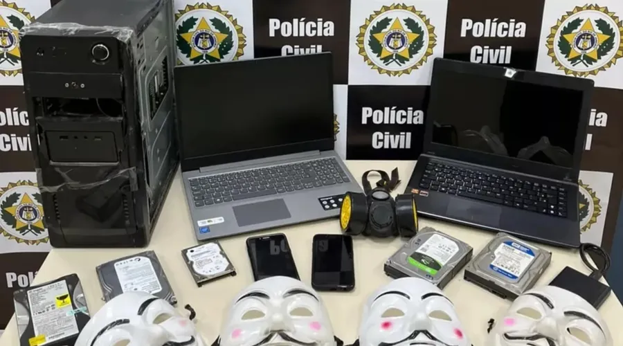 Polícia também apreendeu computadores e máscaras.