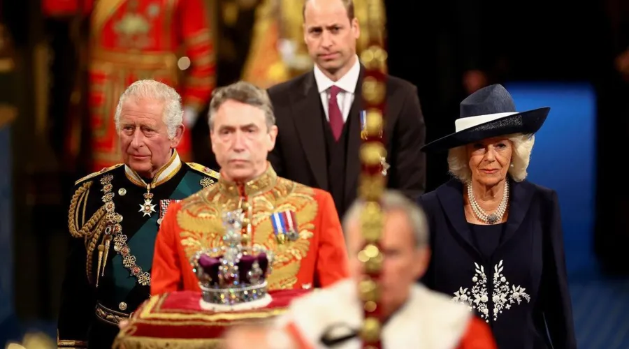Herdeiro já estava acostumado a acompanhar Elizabeth II na abertura do evento