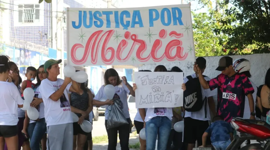 Cartazes com pedidos de justiça e roupas com mensagens deram o tom na manhã desta quarta em São Gonçalo