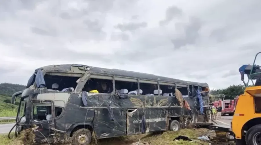 Ônibus ficou destruído por causa do acidente