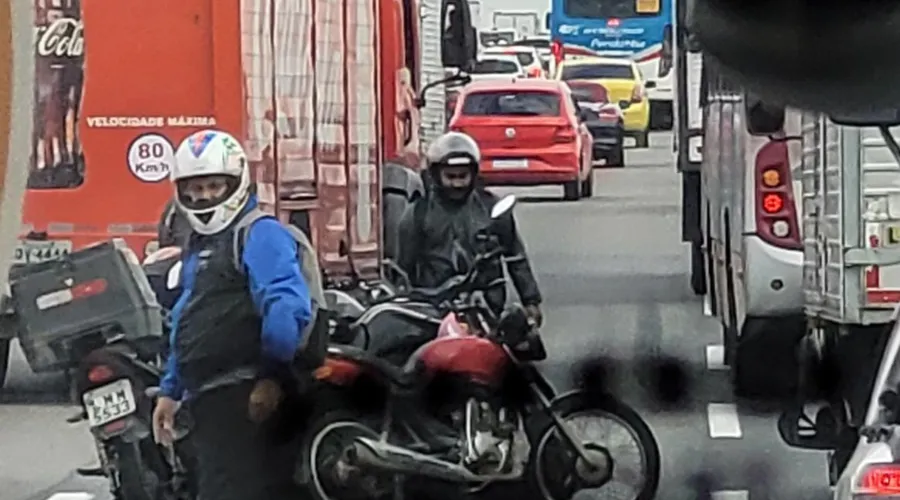 Condutores de outras motos pararam para prestar apoio a vítima
