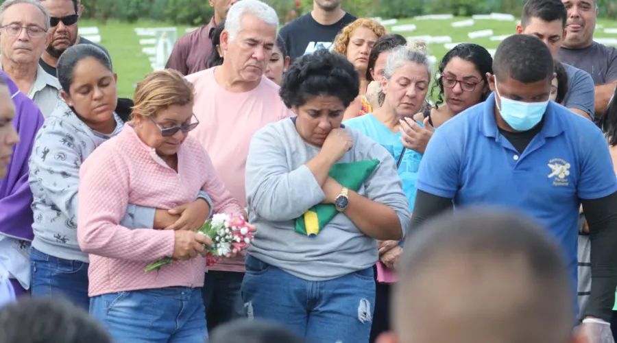 Cerca de 200 pessoas acompanharam o enterro do militar morto em São Gonçalo