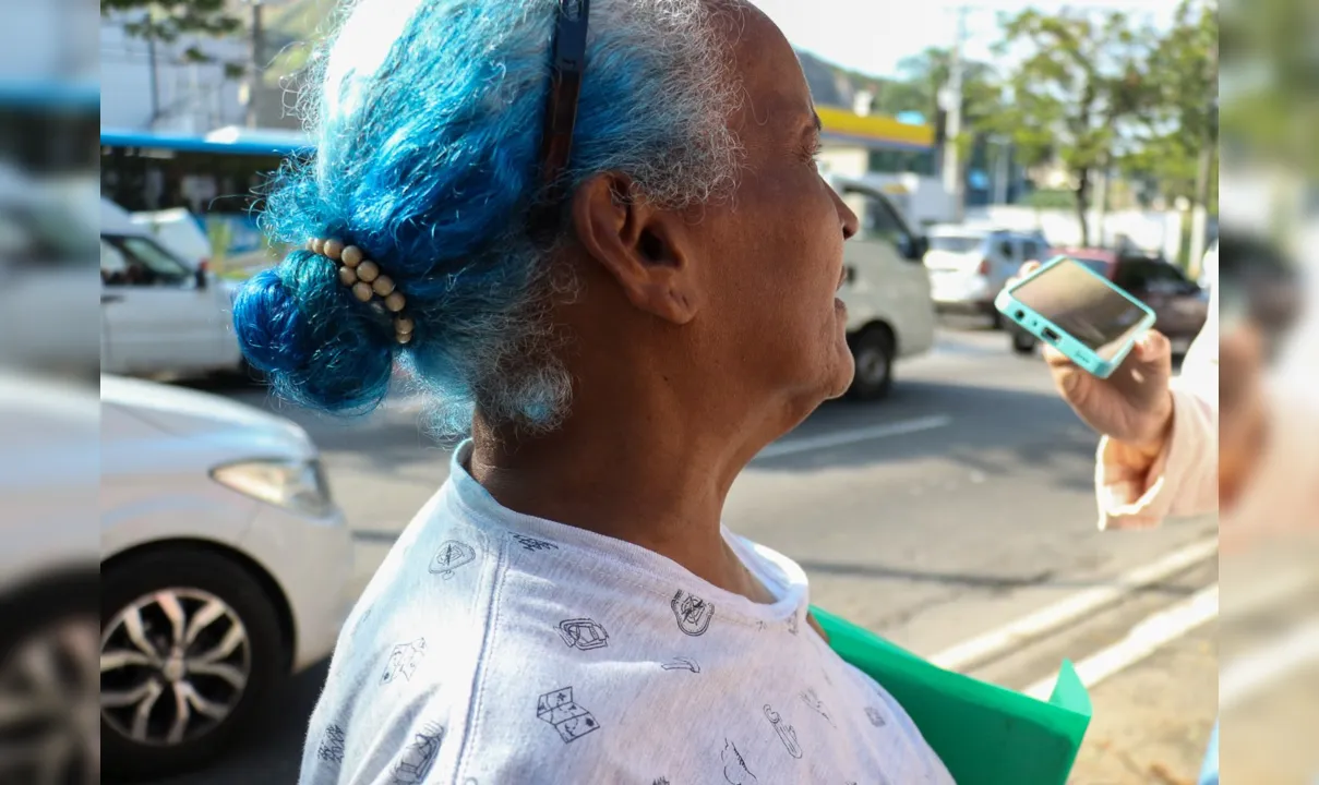 A dona Marinalza Francisca, aposentada, tem problema pulmonar, e pega todo mês a medicação na unidade