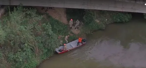 Bombeiros encontram corpo que pode ser de policial morto