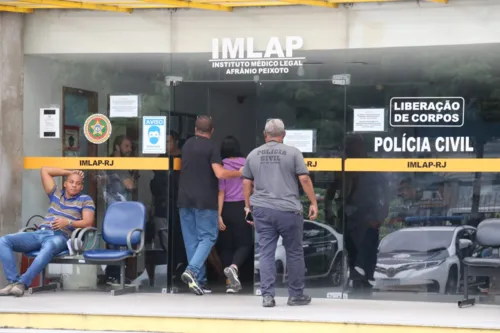 Familiares de agente morto por militares da Marinha no IML