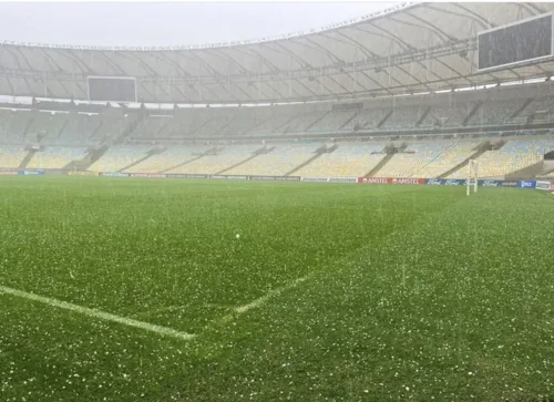 Maracanã ficou tomado por pedras de granizo.