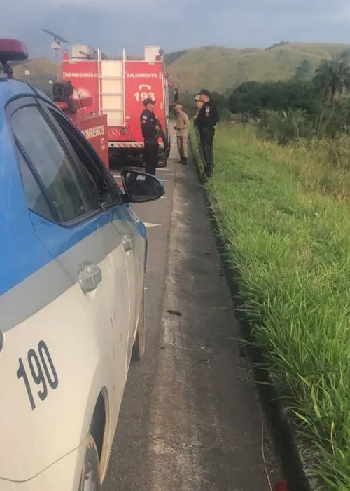 Policiais militares e homens do Corpo de Bombeiros trabalham nas buscas