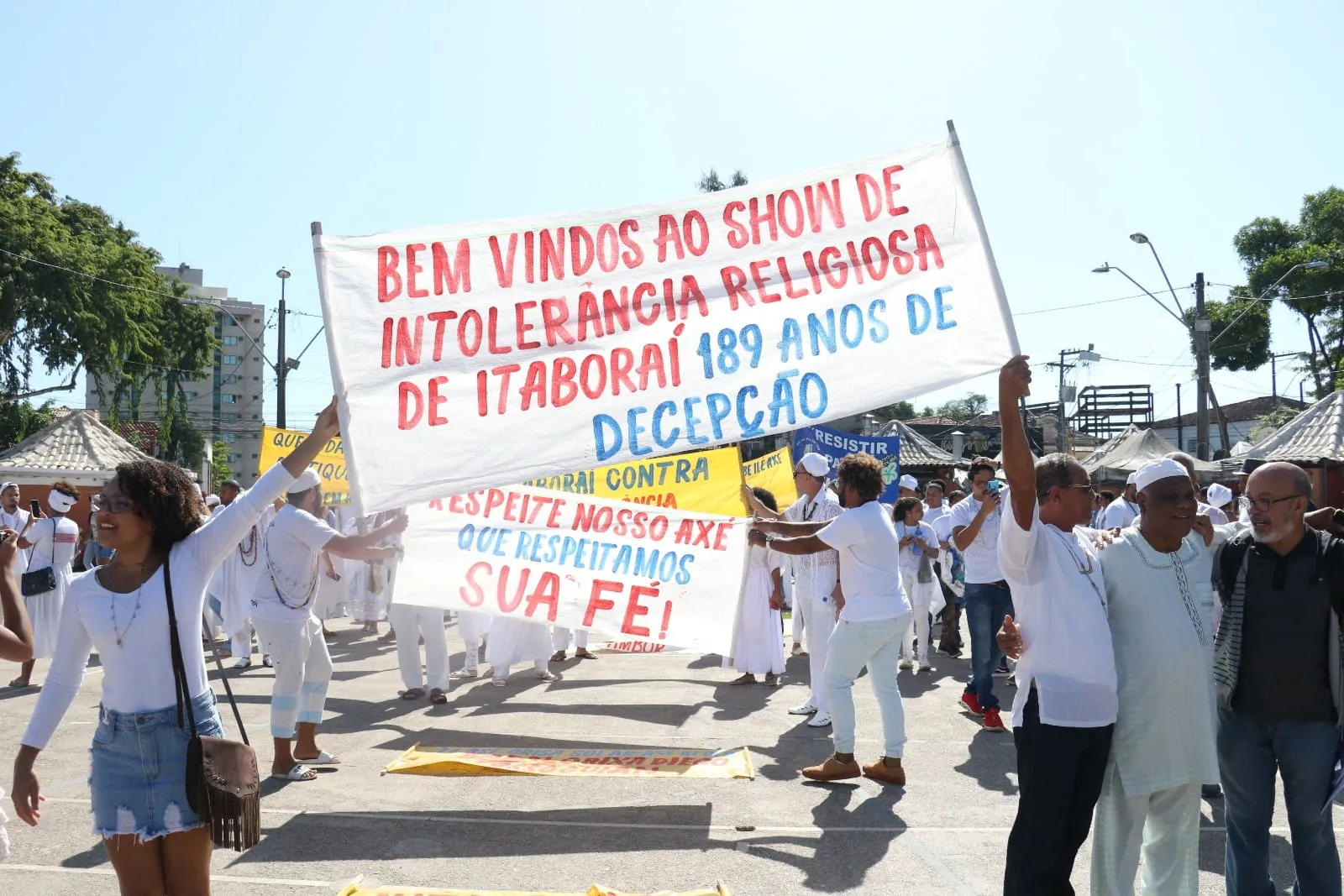 Líderes religiosos carregaram faixas pelas ruas de Itaboraí